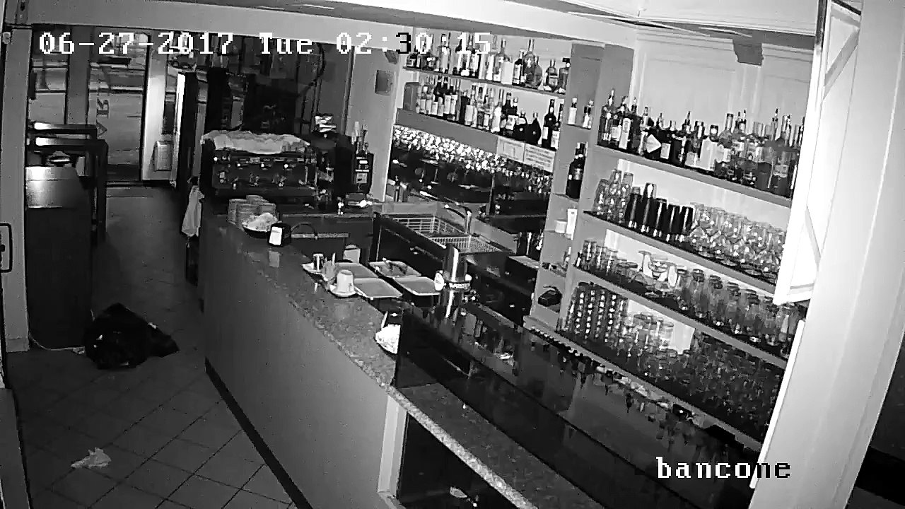 Spaccata nella notte al Barino: i ladri se ne vanno con la cassa