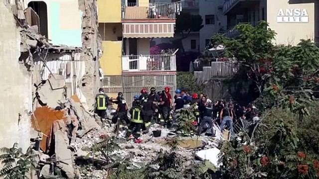 Crolla palazzina a Torre Annunziata, si cercano dispersi