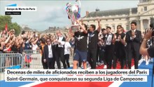 Aficionado reciben como héroes a los jugadores del París Saint-Germain