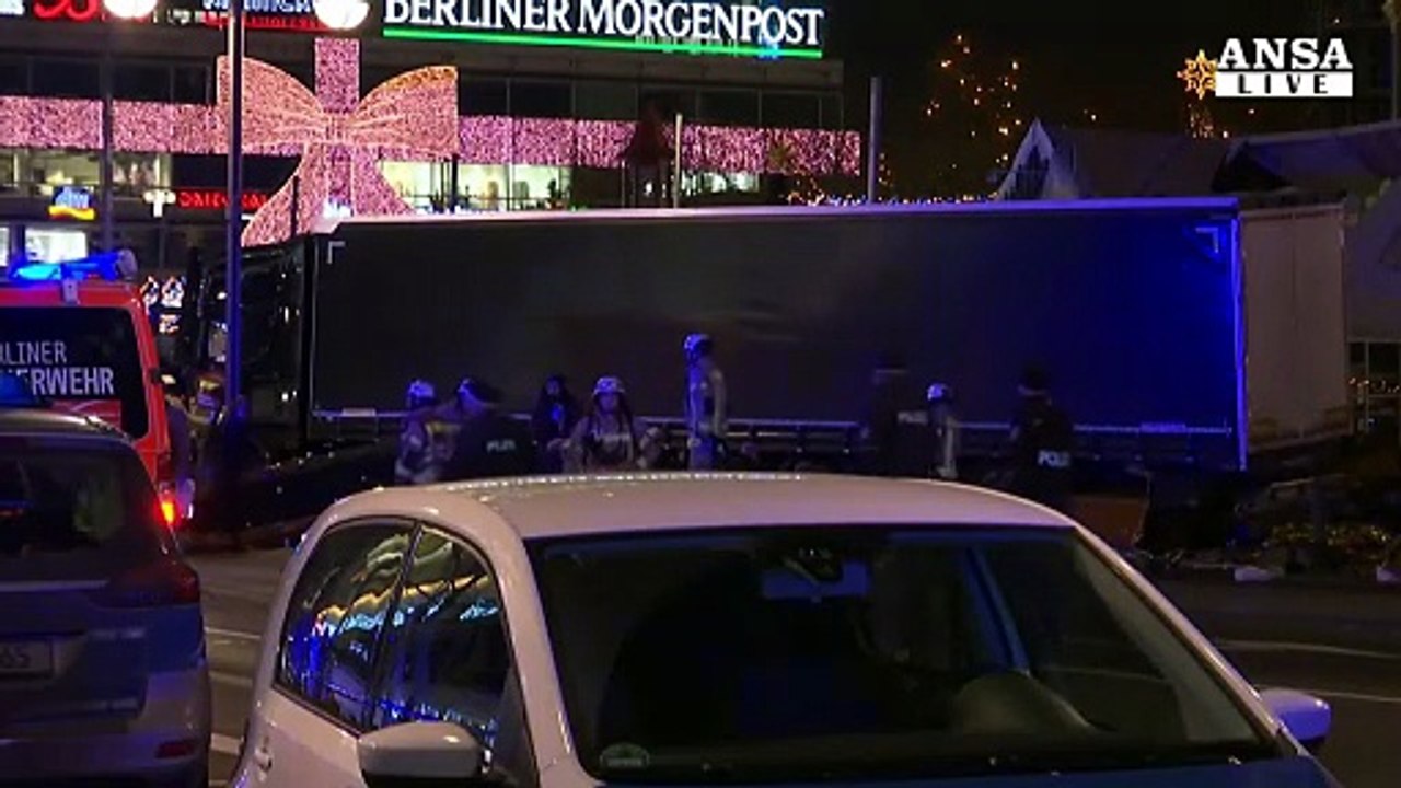 Attentato Berlino, sospetto a piede libero
