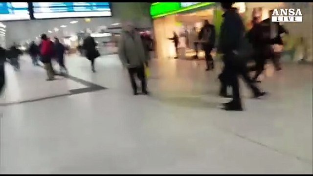 I primi momenti dopo l'attacco nella stazione di Duesseldorf