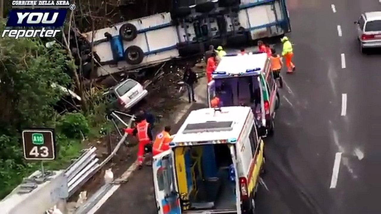 Tir si ribalta e travolge cantiere con operai: due morti Video
