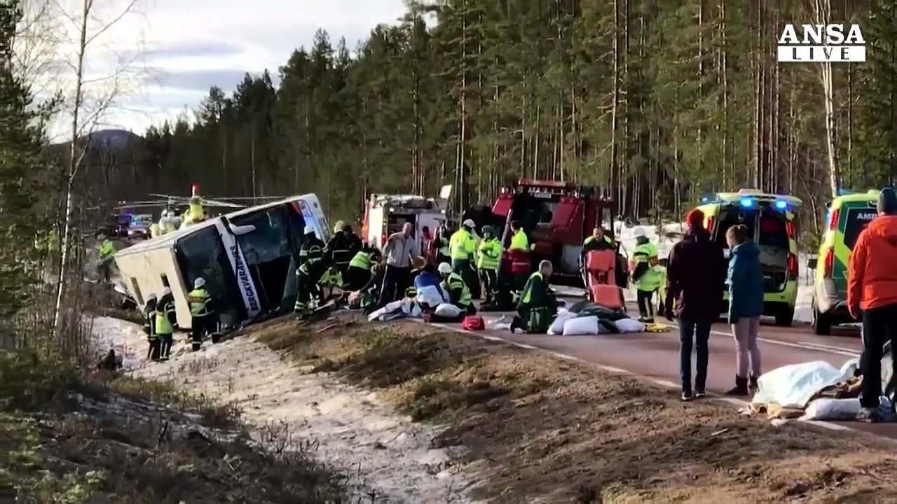 Si ribalta bus con scolaresca, tre morti