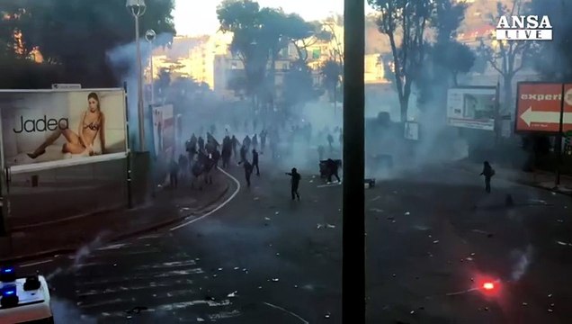 Guerriglia a Napoli: la polizia usa gli idranti