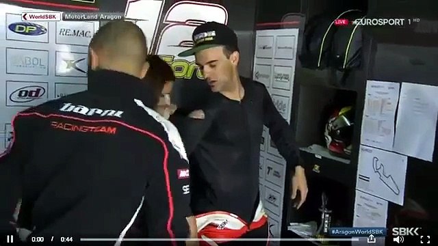 La moto di Forés prende fuoco: paura in Superbike