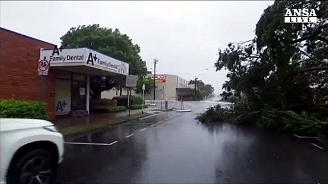Australia sferzata dal ciclone Debbie