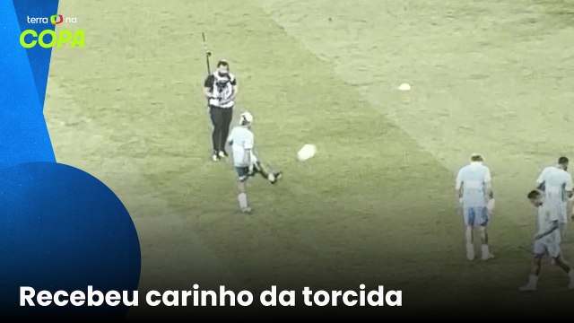 Fora de combate, Neymar não resiste, vai a gramado e chuta bola no Maracanã