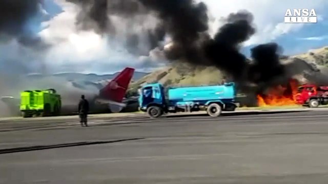 Aereo esce di pista e prende fuoco, tutti salvi