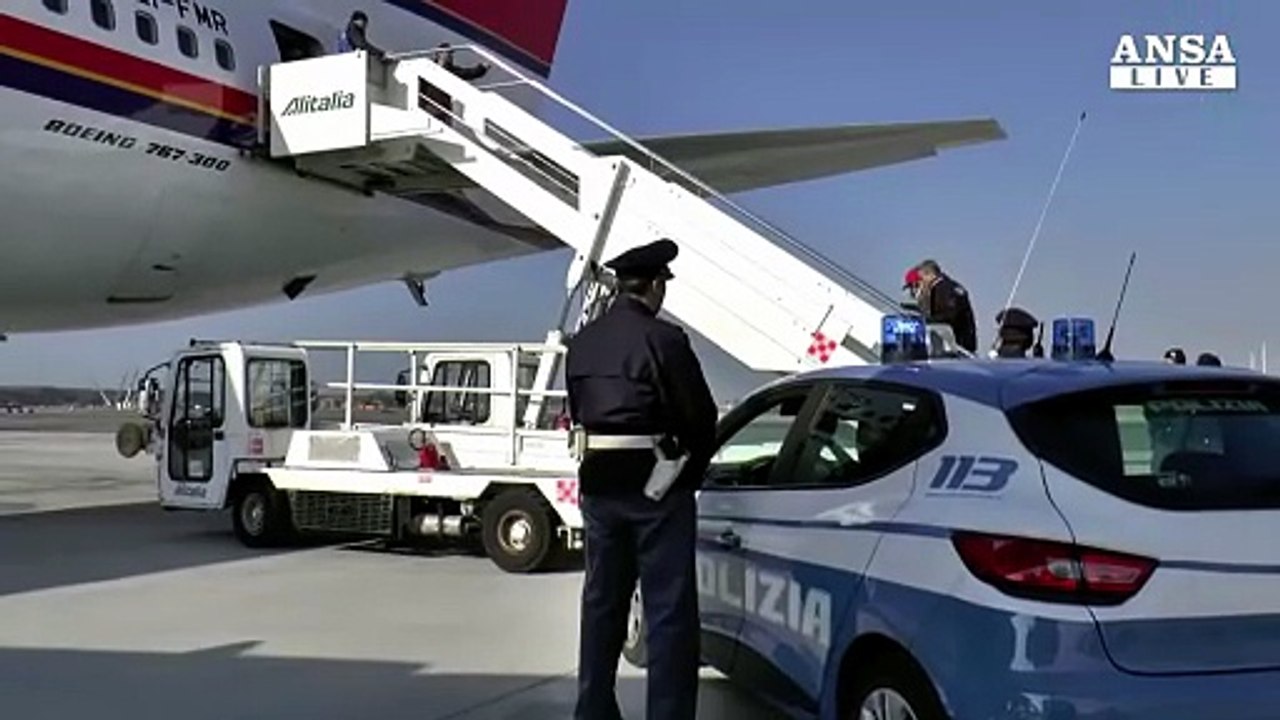 Immigrazione, un charter per il rimpatrio