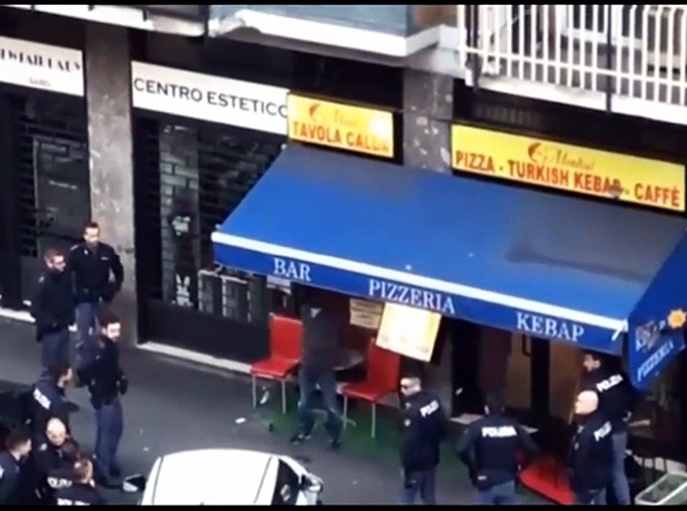 Armato di 2 coltelli minaccia la gente: la polizia spara - Video