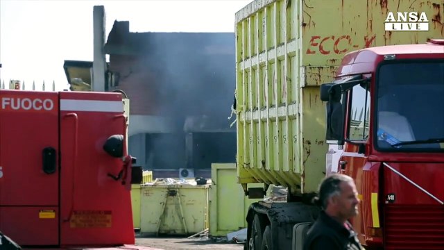 Dentro lo stabilimento bruciato a Pomezia