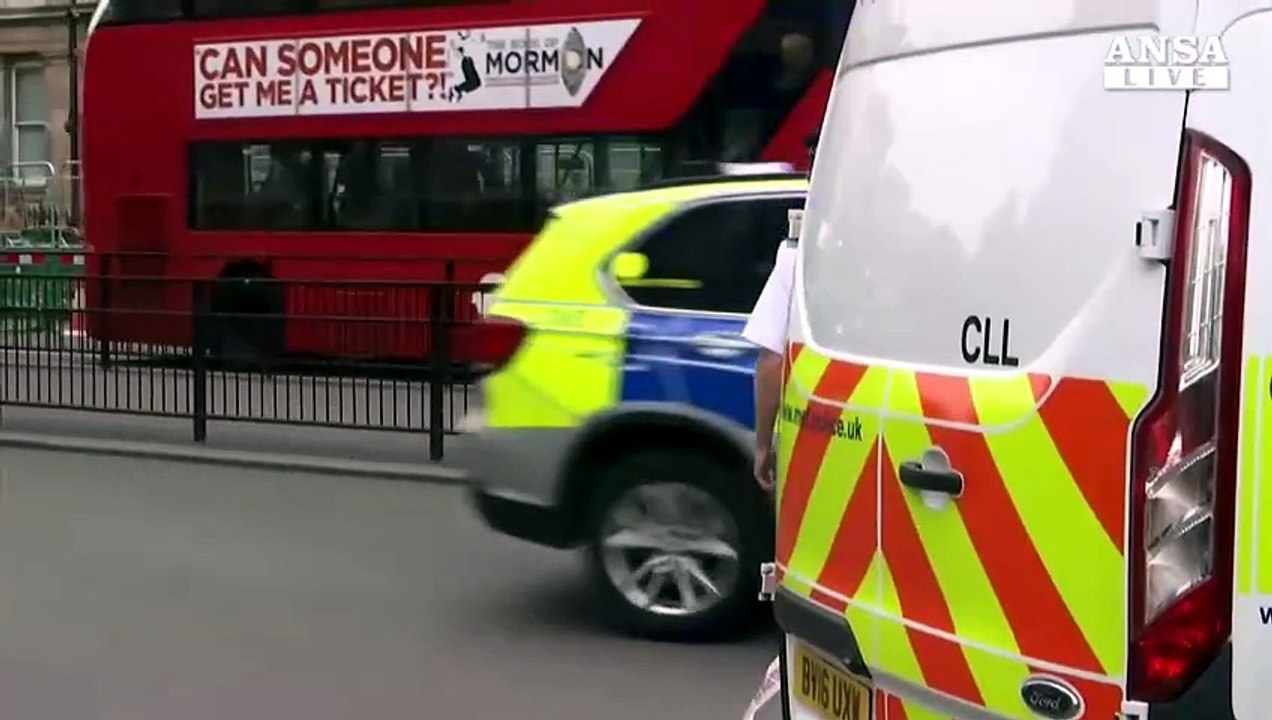 Arrestato uomo armato vicino al Parlamento a Londra
