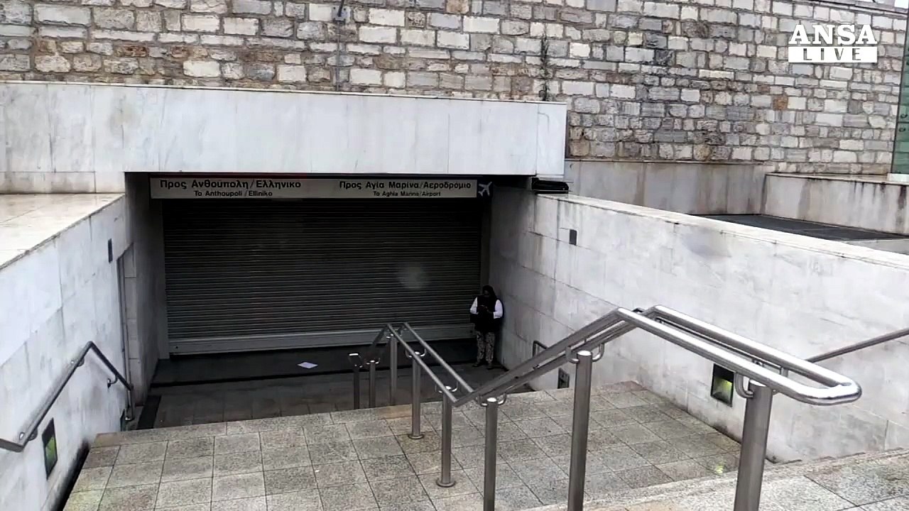 Atene si ferma contro l'austerity