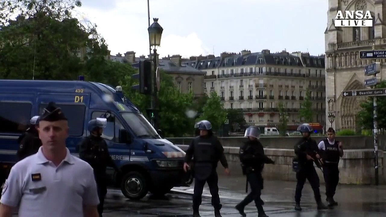 Aggredisce agenti a Notre-Dame,torna la paura a Parigi