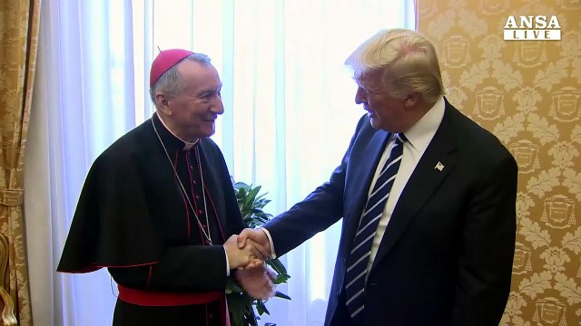 Donald e Melania Trump per mano nella Cappella Sistina