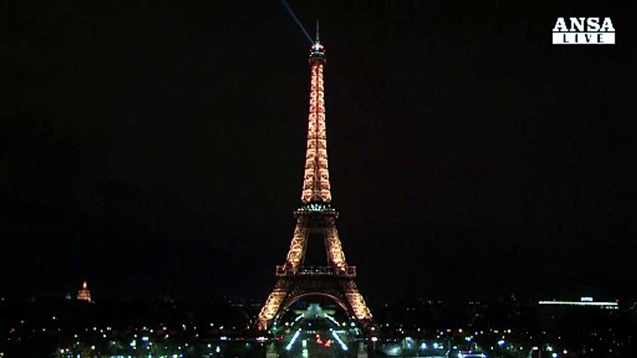 Tour Eiffel spenta per attacco a Londra