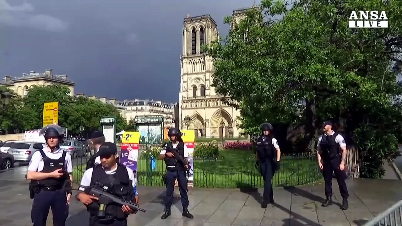 Spari a Notre Dame, torna paura terrorismo