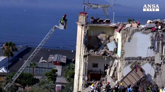 Si scava tra le macerie a Torre Annunziata