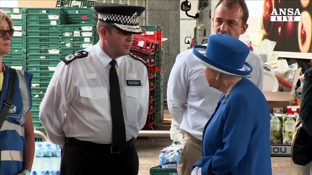 Regina Elisabetta e William alla Grenfell Tower a Londra
