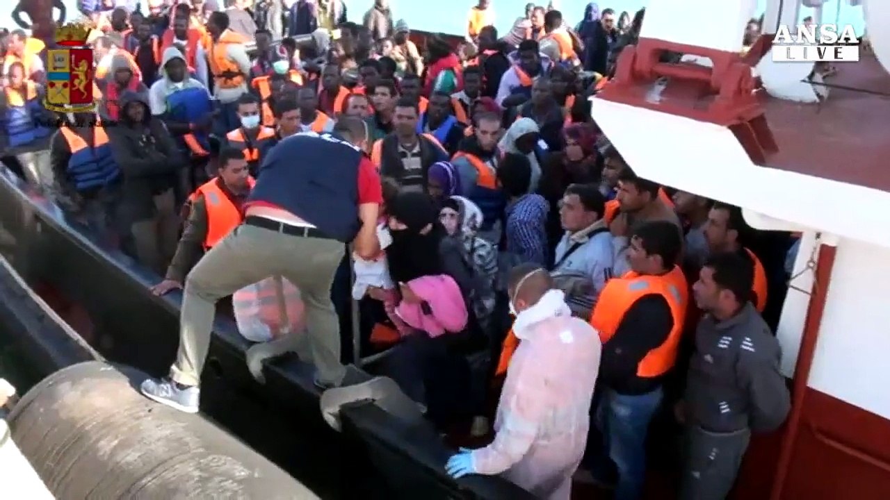 Una barca di giocattoli per i migranti bimbi