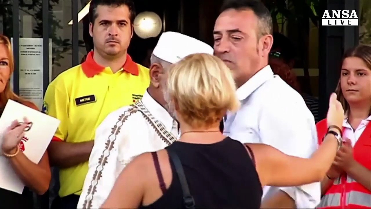 Barcellona, abbraccio tra padre Xavi e imam