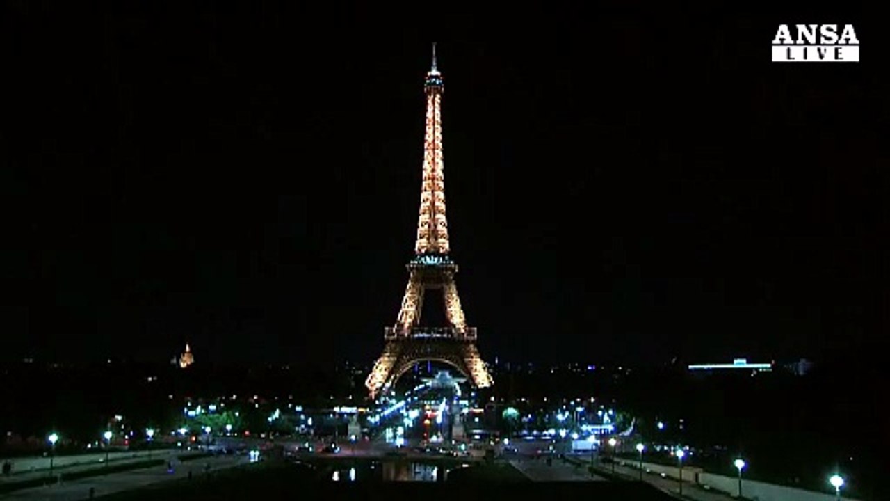 La Torre Eiffel spenta in segno di lutto
