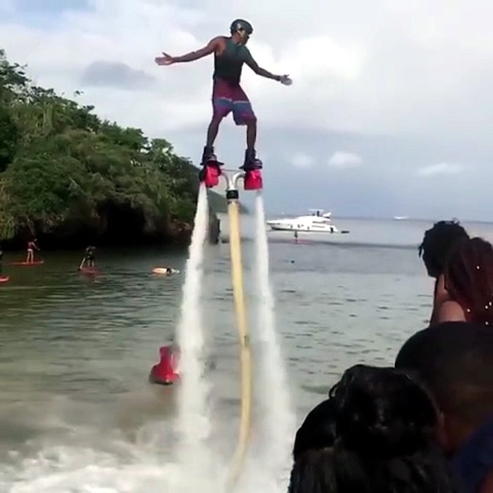Fa il "figo" con l'hydrojet, ma finisce male