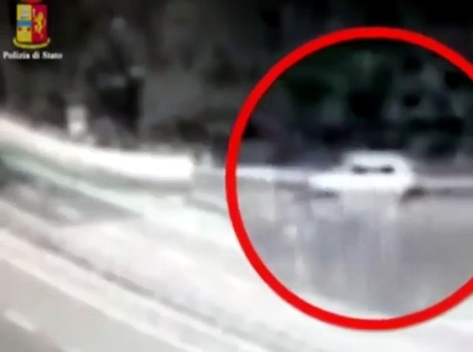 Entra in A7 poi ci ripensa e va contromano