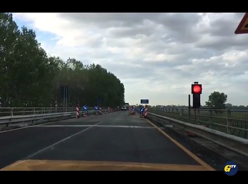 Ponte sul Po a Ragazzola: semaforo rosso, auto e camion sfrecciano lo stesso Video