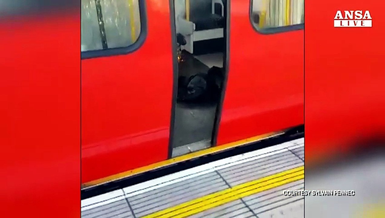 Londra: ecco l'ordigno in fiamme dopo l'esplosione