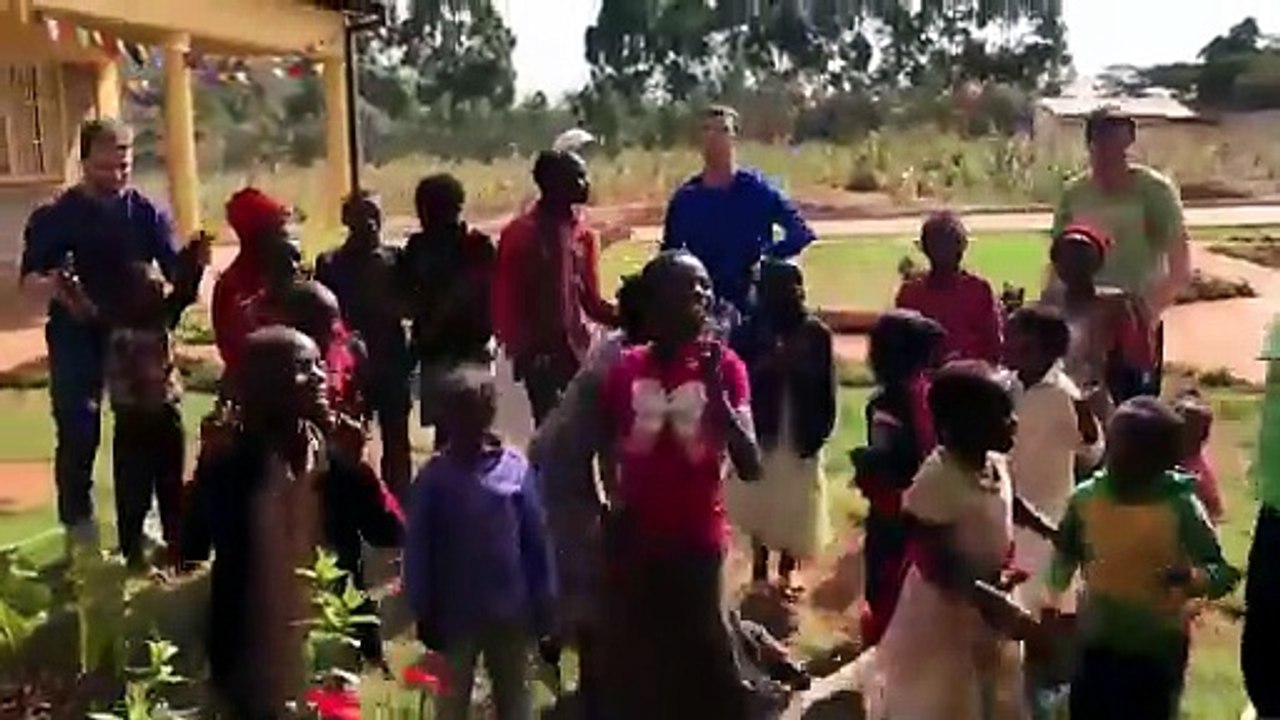 I bambini di Kibiko cantano e ballano "Volare" di Rovazzi