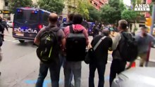 Spari e tensione tra polizia e folla a Barcellona