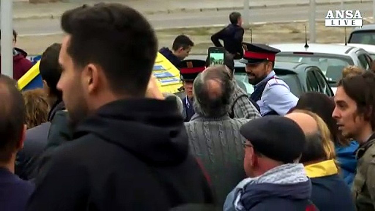 Catalogna, applausi per la polizia locale