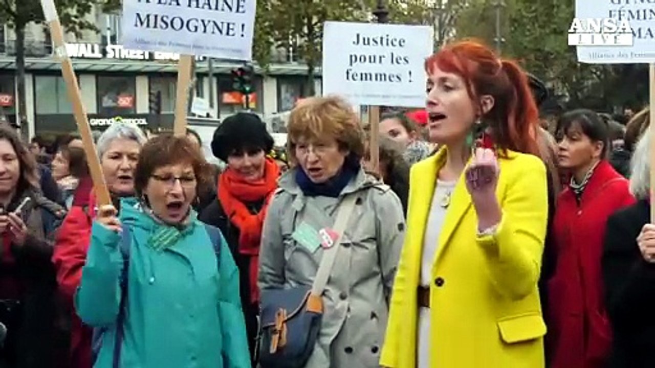 Parigi, donne in piazza contro abusi