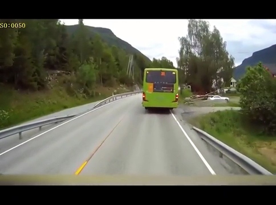 Il bimbo attraversa la strada mentre arriva il tir...