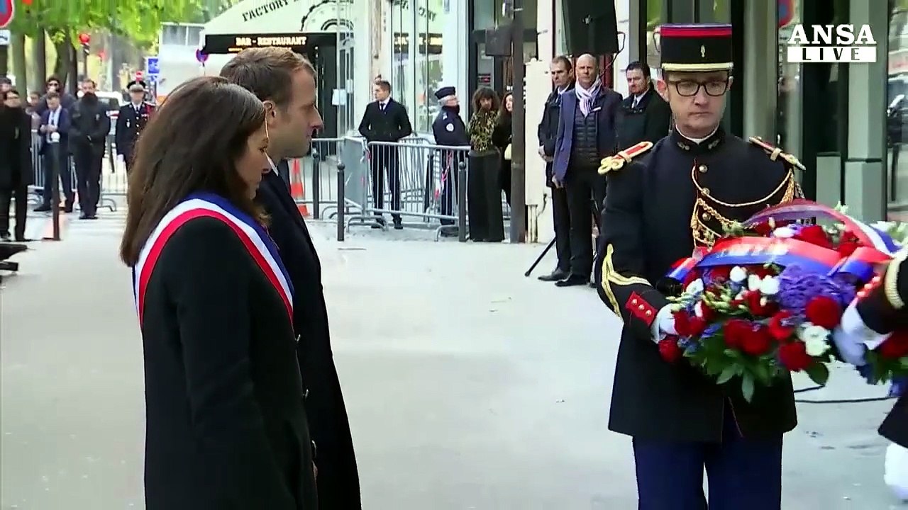 Macron dinanzi al Bataclan, letti i nomi delle vittime