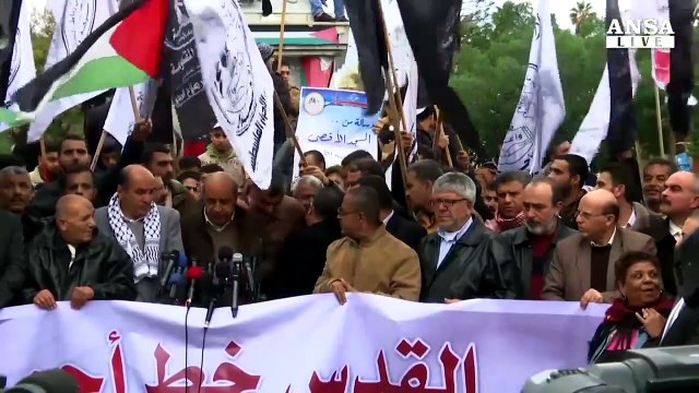 Gerusalemme: proteste a Gaza contro Trump, bruciate bandiere Usa Video