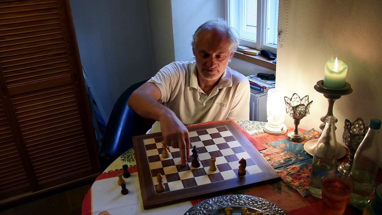 Zeitlose Schachstudie von Oleg Pervakov