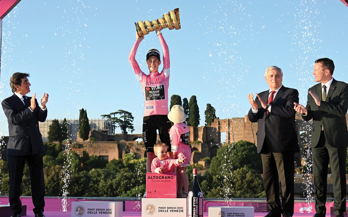 Ciclismo. "Il re pescatore" vince anche il Giro d'Italia 2026: Jonas Vingegaard alza il trofeo e fa la Storia