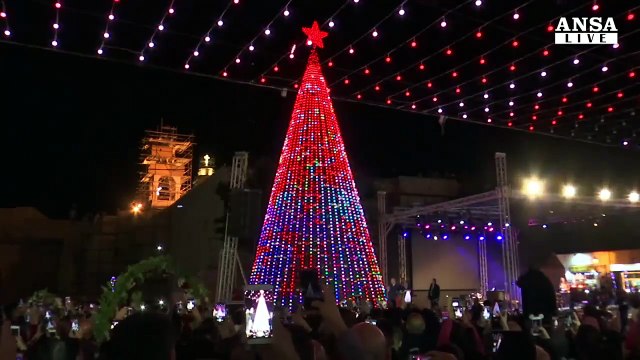 A Betlemme s'illumina l'albero di Natale