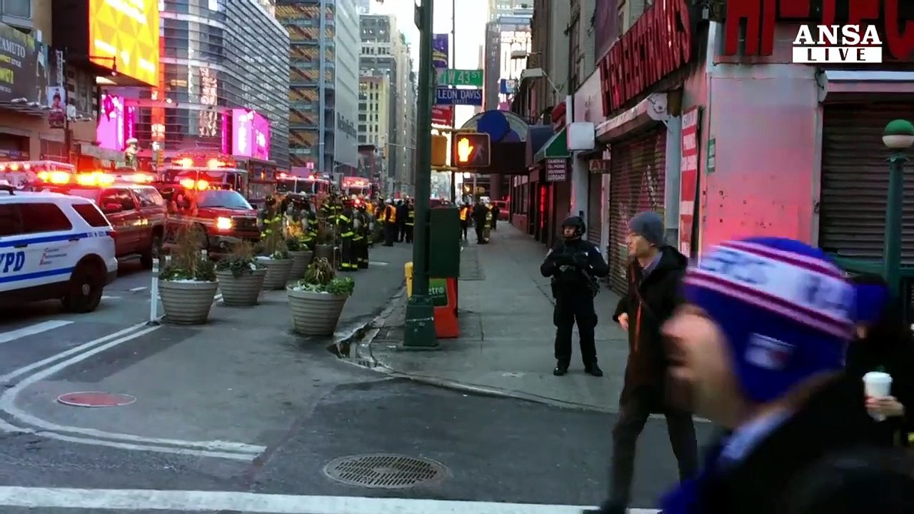 Esplosione a New York, polizia e vigili del fuoco sul posto