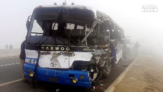 Pakistan: scontro autobus-camion in Punjab