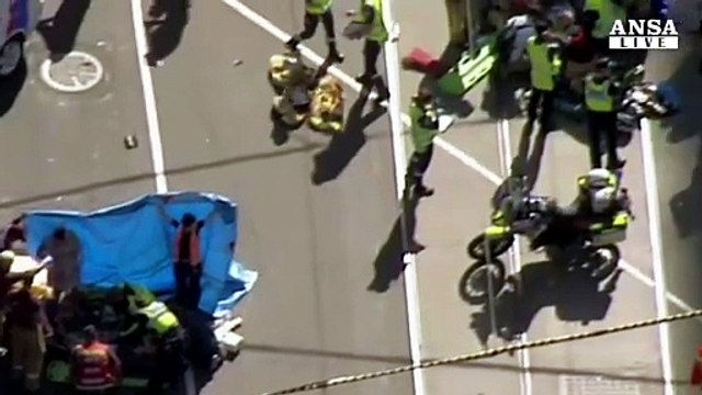 Suv si lancia contro passanti nel centro di Melbourne: almeno 14 feriti. Due arresti Video