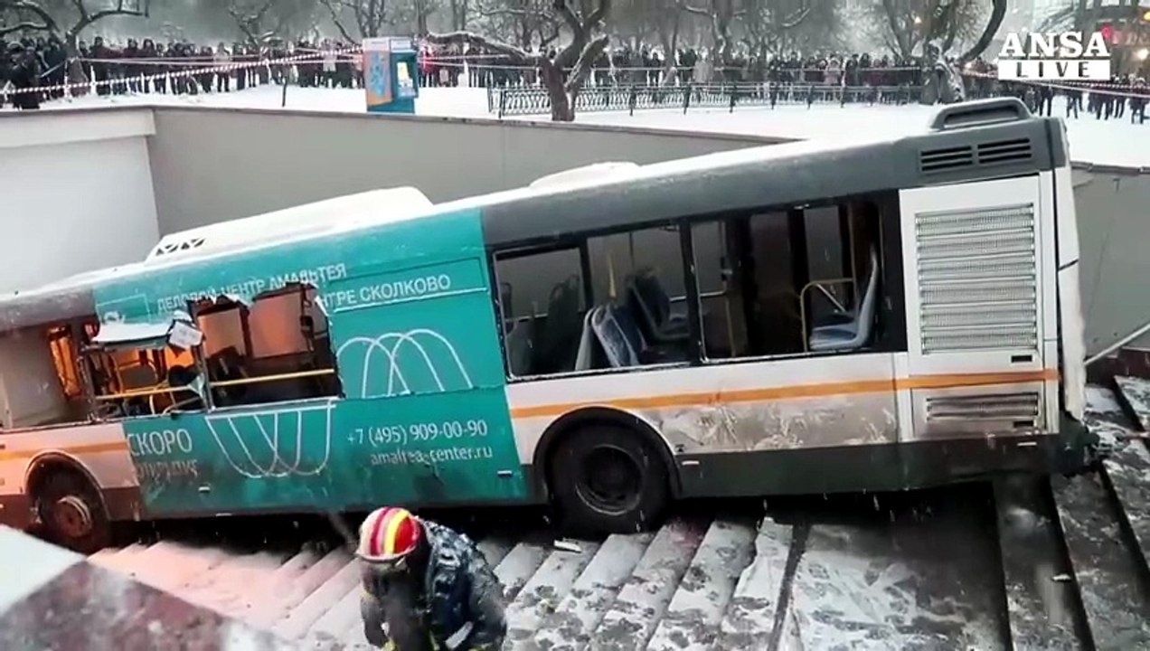 Mosca, autobus si schianta sulle scale della metropolitana