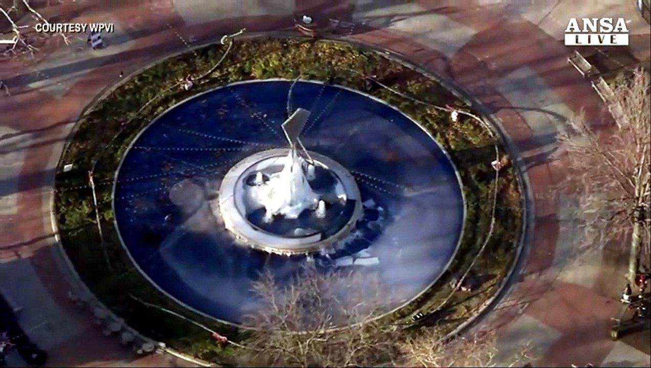 A Philadelphia la fontana diventa una scultura di ghiaccio