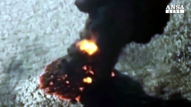 Petroliera affondata, chiazza in mare di 100 km2