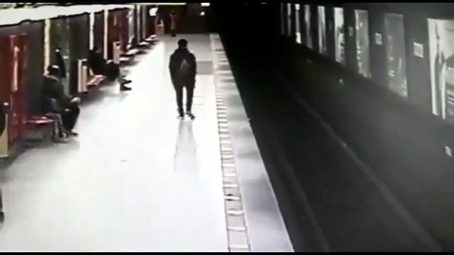 Mi son detto: ce la faccio . Ecco come ha salvato il bimbo caduto nella metro Video