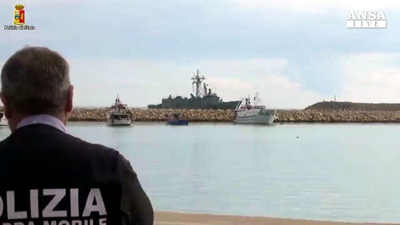 Viaggio gratis a chi guida barcone migranti, 2 fermi