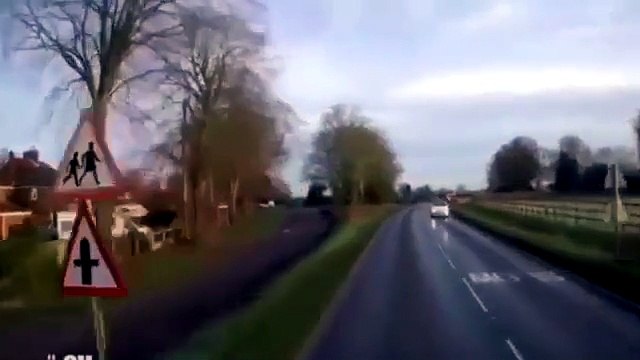 I bambini attraversano la strada, arriva il tir: che paura!