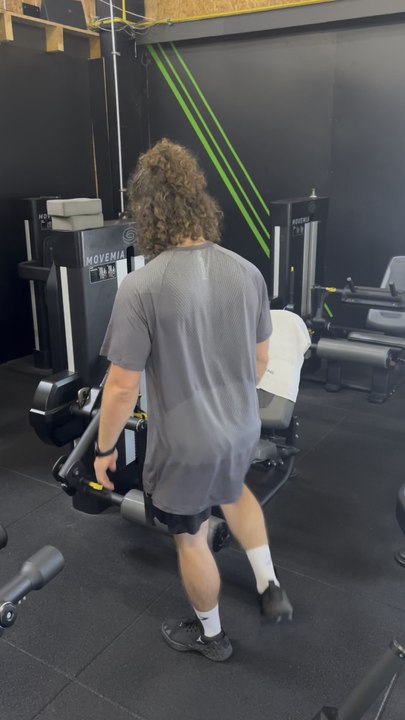 Leg extension qui pique !! 😂💪 on ce donne, on ce donne, on ce donne !! 🔥